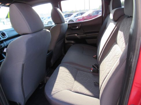 Used 2017 Toyota Tacoma TRD Off-Road image 28