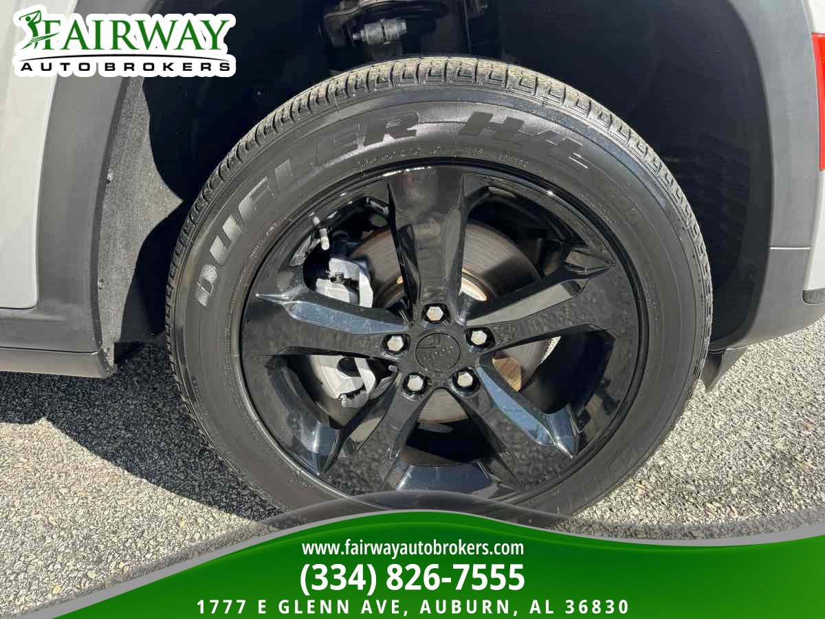 Used 2023 Jeep Grand Cherokee L Laredo AWD/4WD image 34