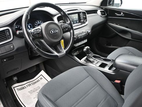 Used 2017 Kia Sorento AWD w/ LX Convenience Package image 2