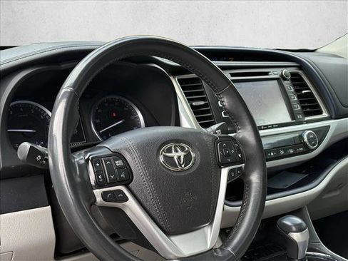 Used 2019 Toyota Highlander XLE image 11