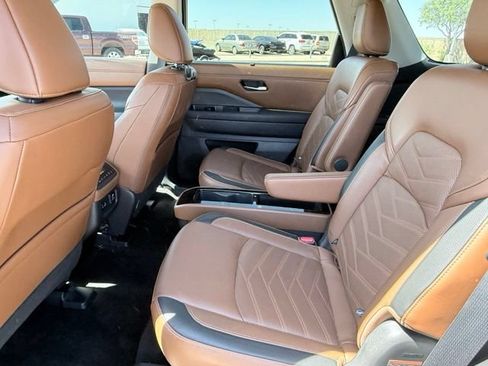Used 2023 Nissan Pathfinder Platinum FWD image 15