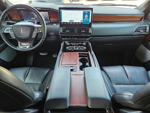 Used 2023 Lincoln Navigator Reserve image 12