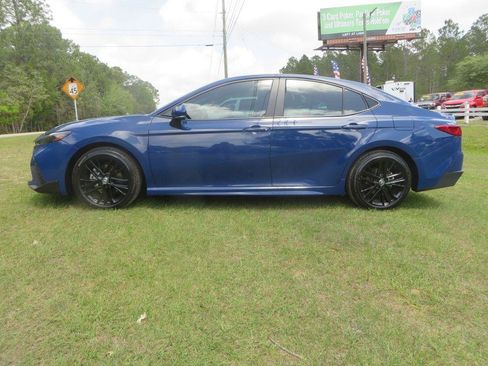 Used 2025 Toyota Camry SE image 1