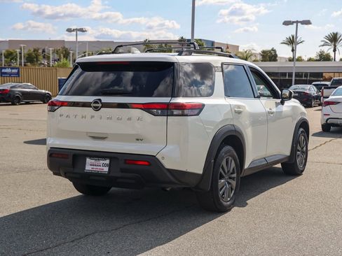 Used 2024 Nissan Pathfinder SV FWD image 4