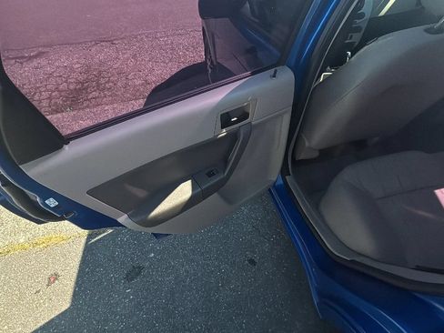Used 2010 Ford Focus SE FWD image 5