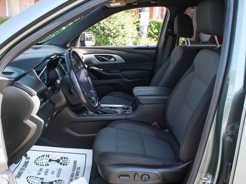 Used 2022 Chevrolet Traverse LT image 18