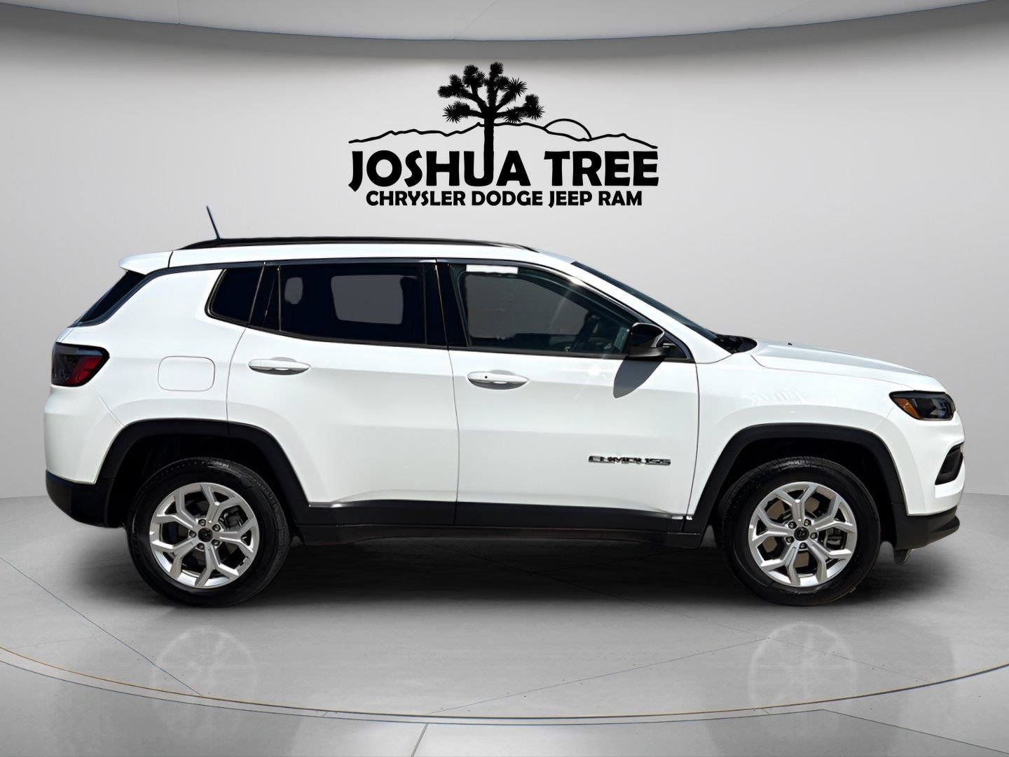 Used 2025 Jeep Compass Latitude AWD/4WD image 8