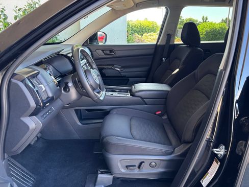 Used 2025 Nissan Pathfinder SV FWD image 28