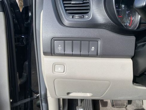 Used 2018 Kia Sedona L image 10