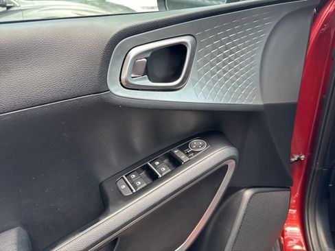Used 2025 Kia Soul LX w/ LX Technology Package FWD image 25