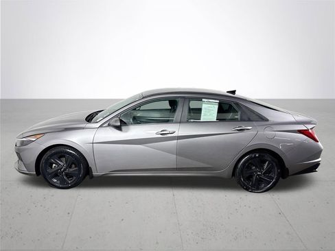 Used 2022 Hyundai Elantra Blue image 9