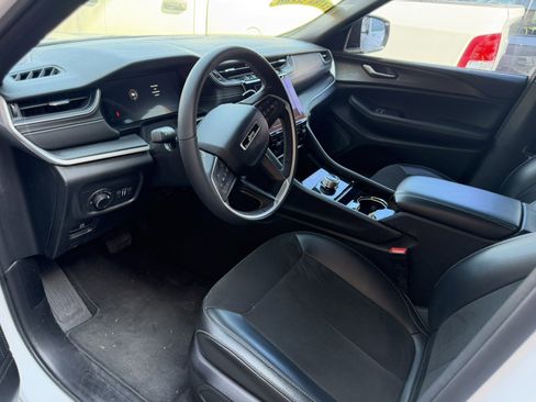 Used 2023 Jeep Grand Cherokee Altitude image 11