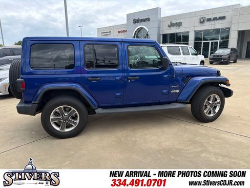Used 2018 Jeep Wrangler Unlimited Sahara AWD/4WD image 11