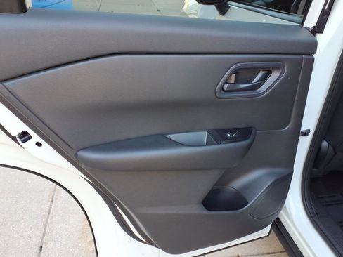 Used 2024 Nissan Rogue S FWD image 8