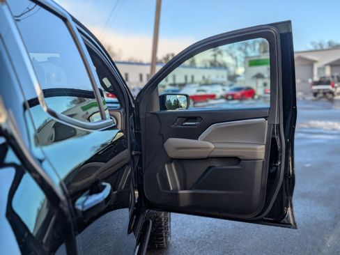 Used 2024 Chevrolet Colorado ZR2 w/ ZR2 Convenience Package III image 47