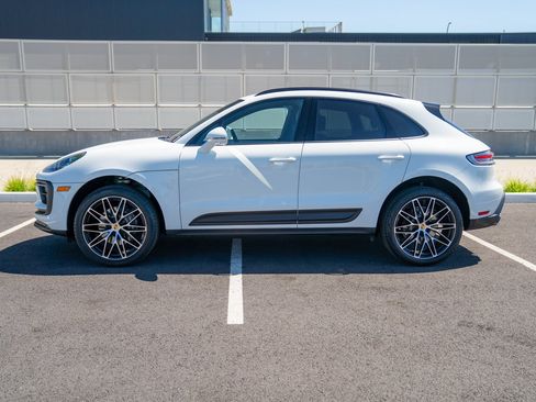 Certified 2026 Porsche Macan AWD/4WD image 2