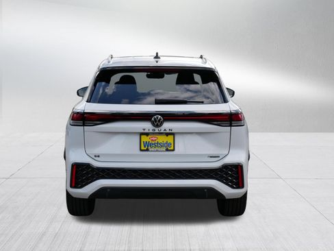Certified 2025 Volkswagen Tiguan SE R-Line AWD/4WD image 6