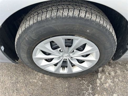 Used 2017 Toyota Camry LE image 12