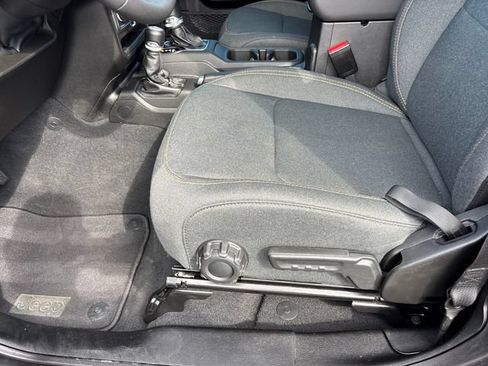 Used 2025 Jeep Wrangler Unlimited Sahara AWD/4WD image 7