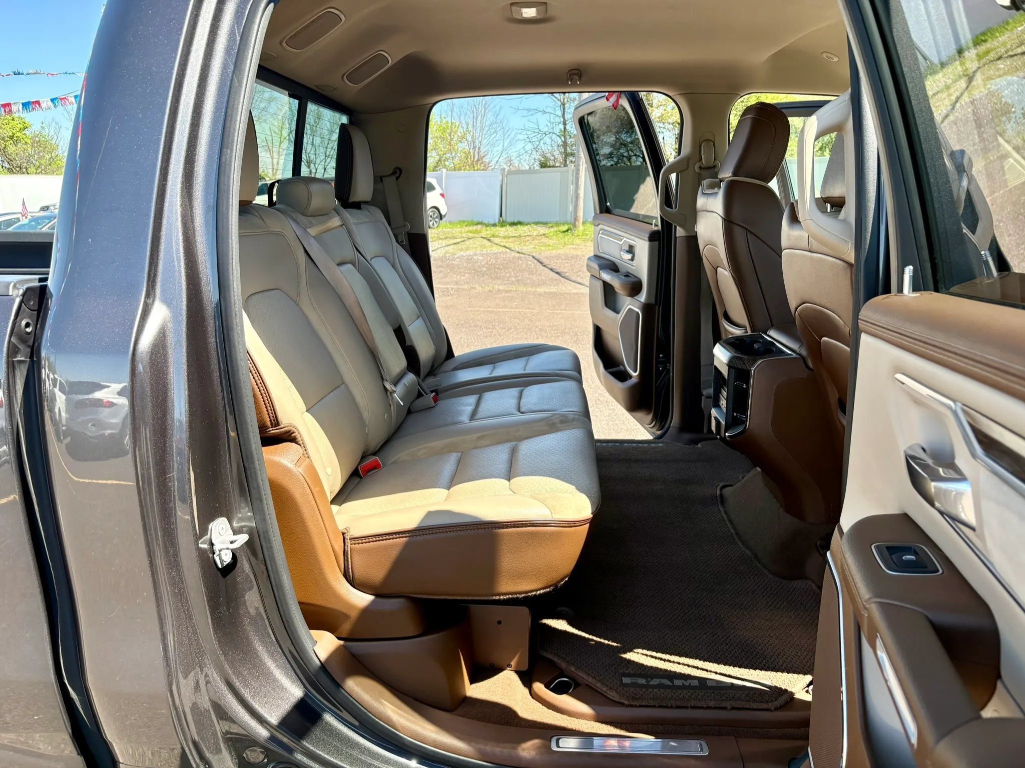 Used 2019 RAM 1500 Laramie AWD/4WD image 21