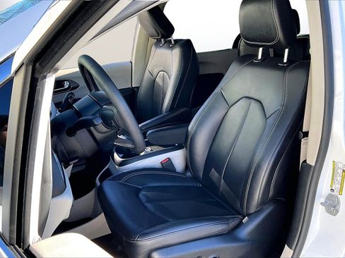 Certified 2024 Chrysler Pacifica Touring-L image 19