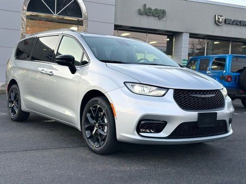 New 2026 Chrysler Pacifica Select w/ S Appearance Package image 8