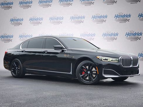 Used 2022 BMW 750i xDrive w/ Luxury Rear Seating Package image 2