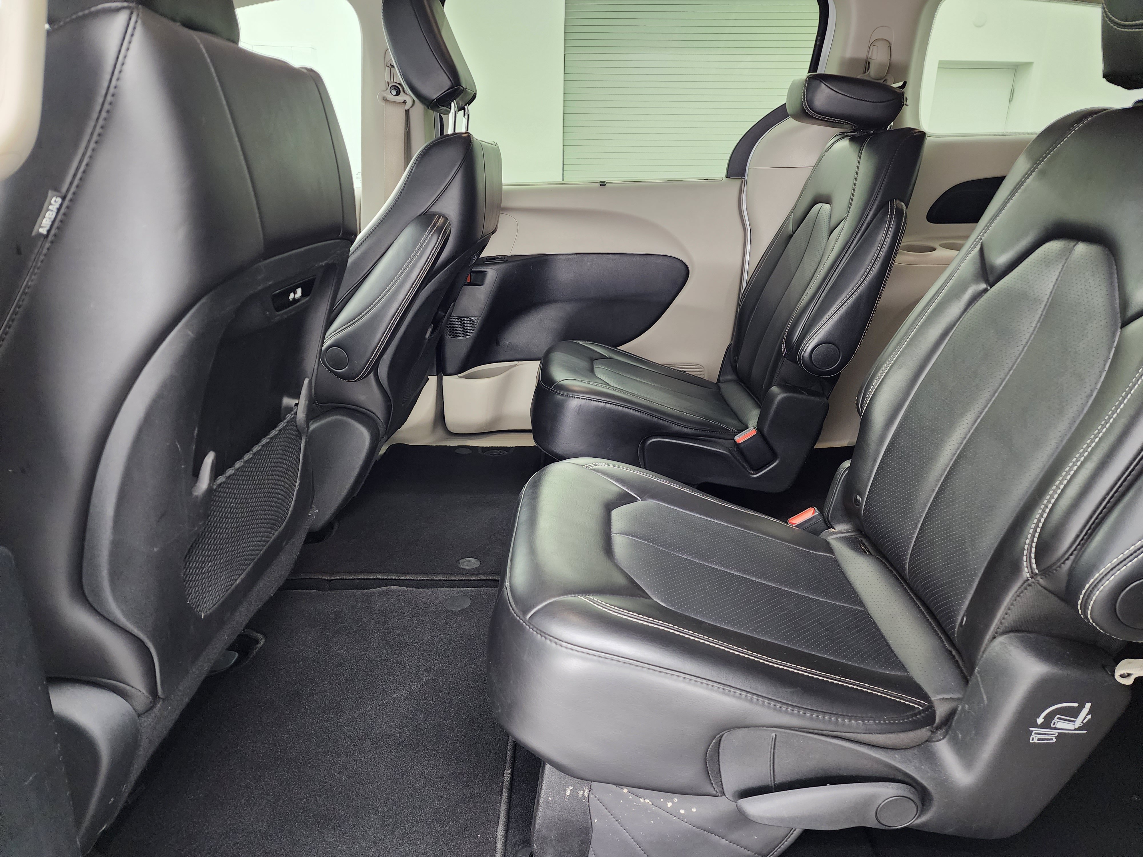 Used 2024 Chrysler Pacifica Touring-L FWD image 9