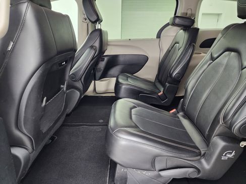 Used 2024 Chrysler Pacifica Touring-L image 9