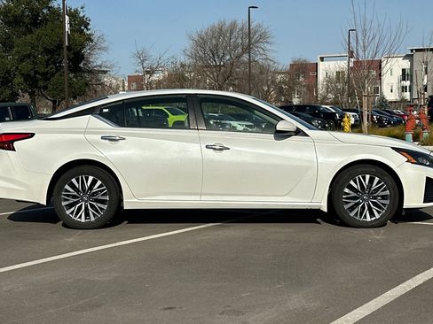 Certified 2023 Nissan Altima 2.5 SV w/ SV Premium Package image 3