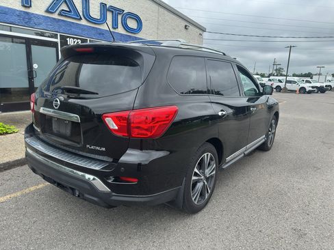 Used 2017 Nissan Pathfinder Platinum w/ Family Entertainment Package FWD image 4