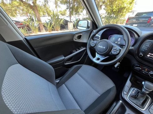 Used 2025 Kia Soul LX w/ LX Technology Package FWD image 32