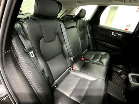 Used 2022 Volvo XC60 B5 Momentum w/ Advanced Package image 36