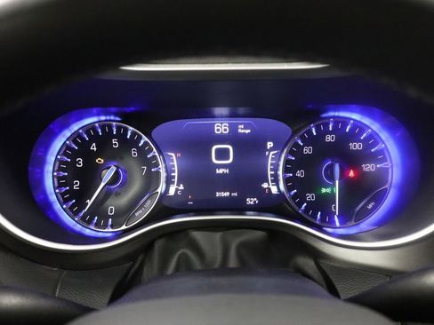 Used 2024 Chrysler Pacifica Touring-L image 20