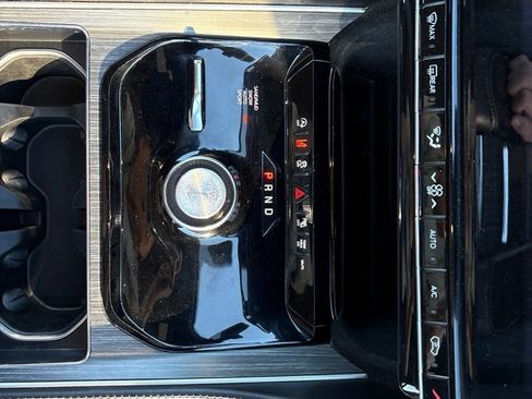 Used 2024 Jeep Wagoneer L Series II w/ Flexible Seating Group AWD/4WD image 18