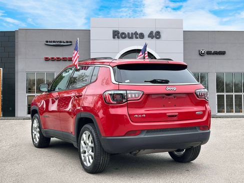 Used 2023 Jeep Compass Latitude w/ Sun and Sound Group AWD/4WD image 4