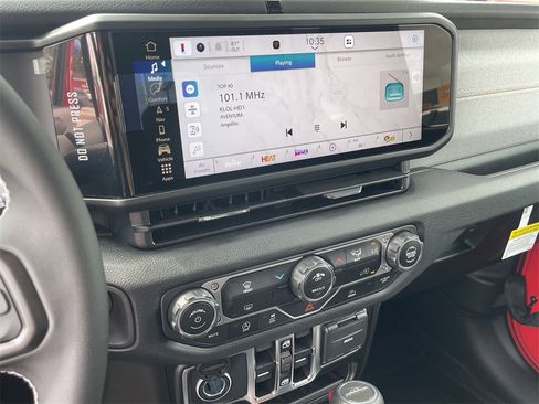 New 2025 Jeep Gladiator Sport image 21