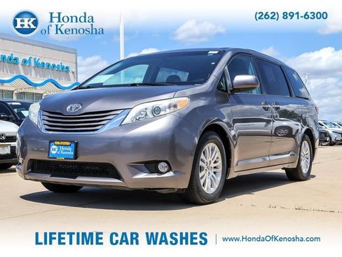 Used 2015 Toyota Sienna XLE FWD image 1