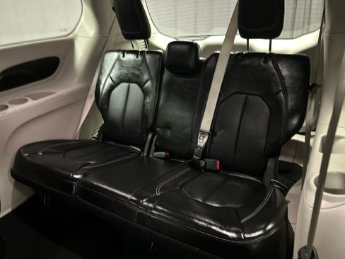 Used 2024 Chrysler Pacifica Touring-L image 24