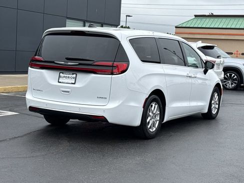 Used 2025 Chrysler Pacifica Select FWD image 3