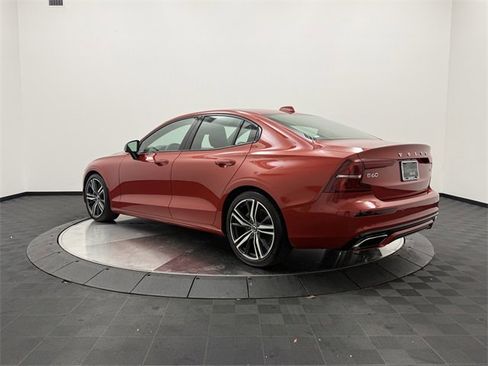 Used 2019 Volvo S60 T5 R-Design image 5
