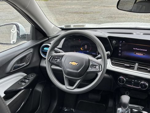 Used 2025 Chevrolet Trax LT FWD image 39