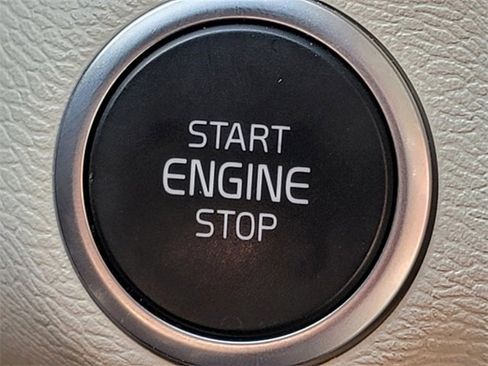 Used 2023 Volvo XC40 B5 Ultimate w/ Protection Package Premier image 8