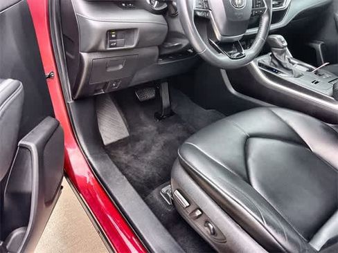 Used 2021 Toyota Highlander XLE image 3