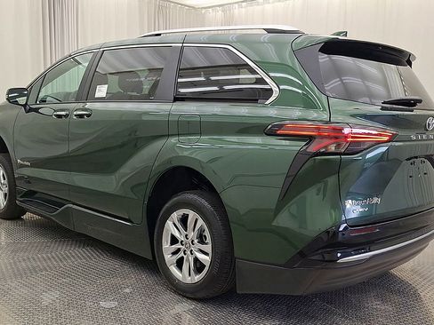 Used 2026 Toyota Sienna Limited FWD image 12