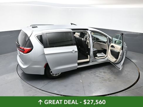 Used 2024 Chrysler Pacifica Touring-L image 59