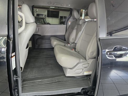 Used 2015 Toyota Sienna LE FWD image 11