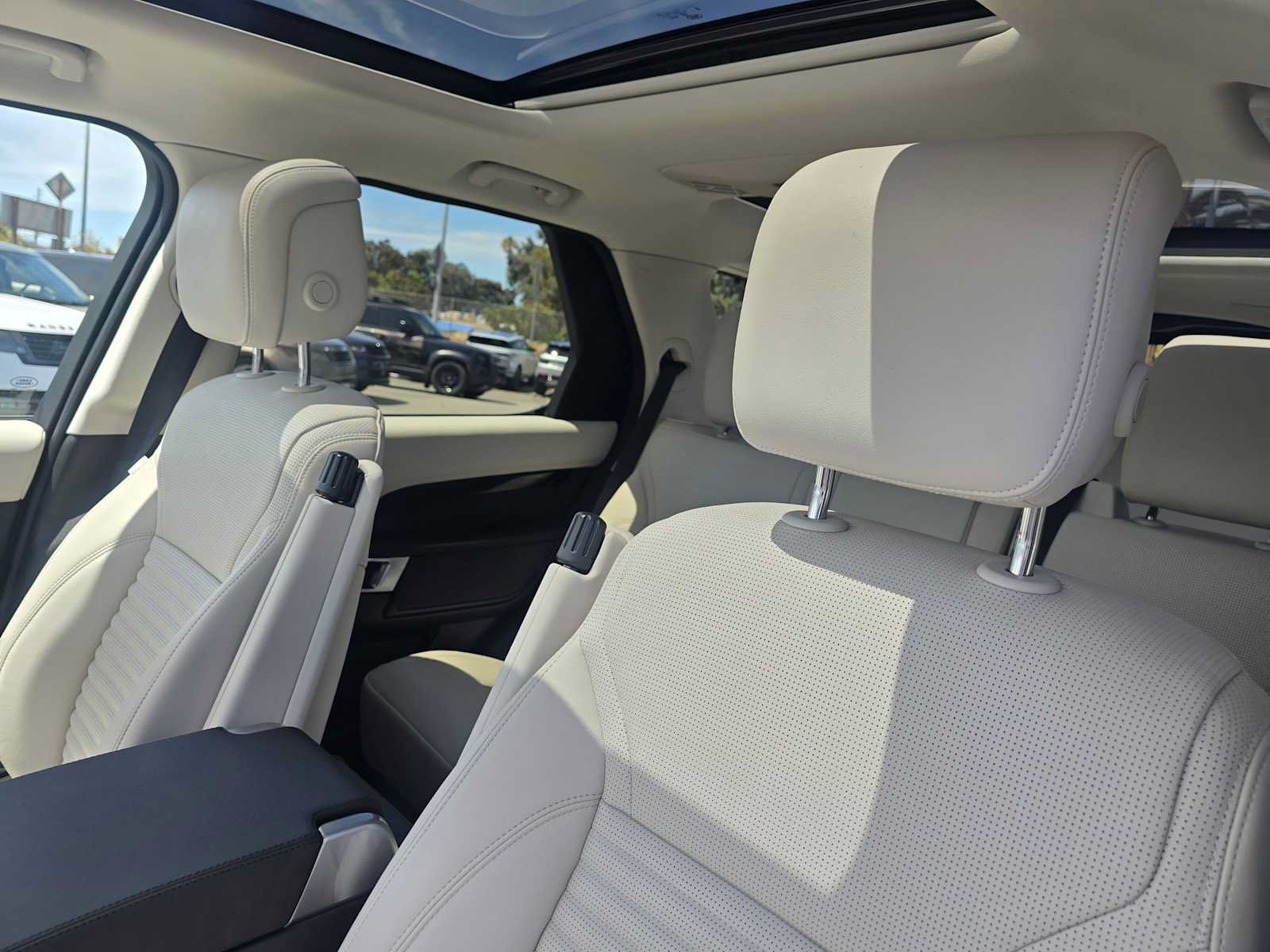New 2026 Land Rover Discovery S AWD/4WD image 25