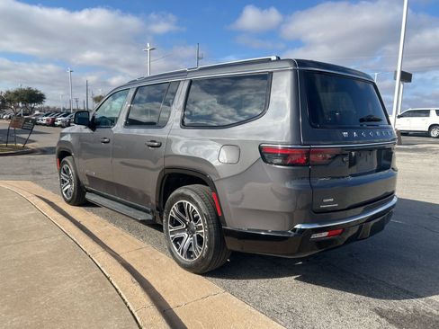 Used 2023 Jeep Wagoneer Base w/ Premium Group I image 7