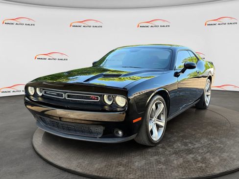 Used 2016 Dodge Challenger R/T RWD image 1